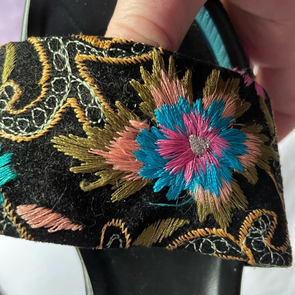 Embroidered wedge heels open toe shoes - Picture 6 of 8